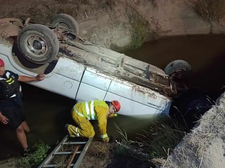 Muere hombre al caer en su camioneta al canal de riego en Navojoa