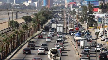Largas filas para cruzar a EU continúan en Tijuana