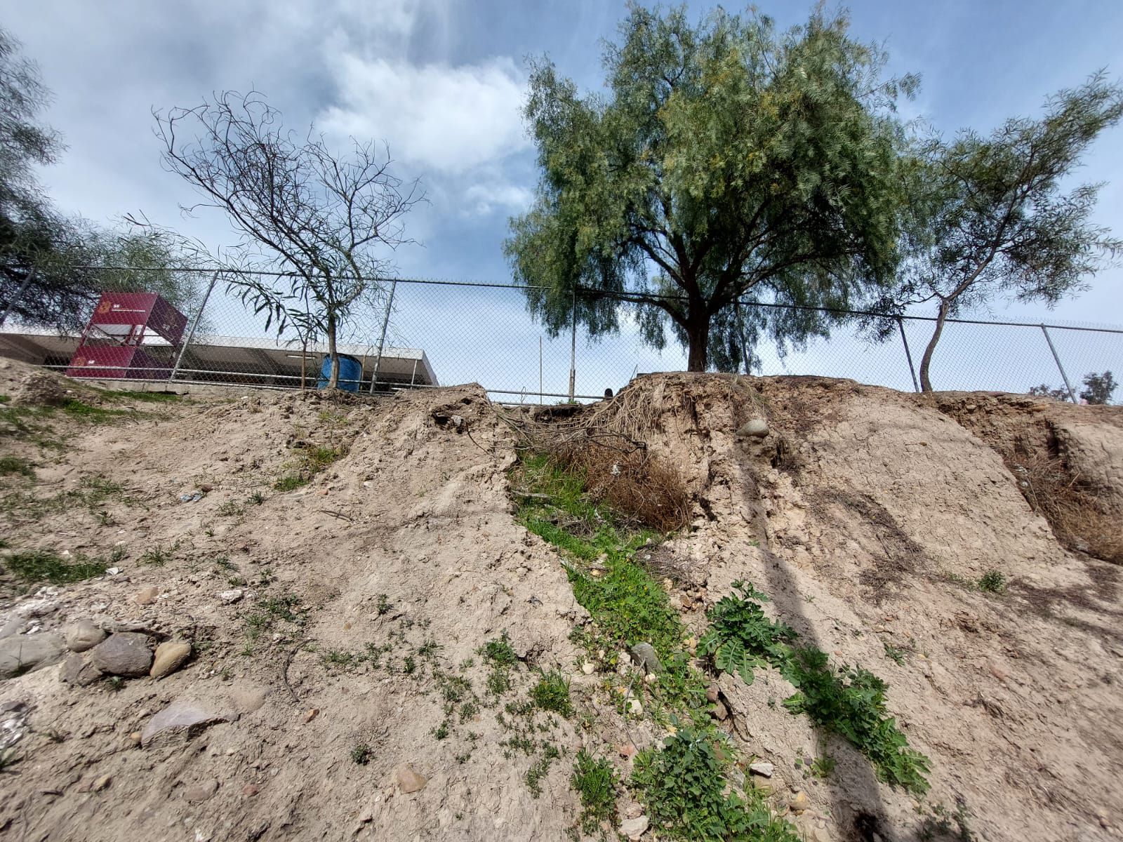 Un poste y cerros deslavados ponen en riesgo a estudiantes de la primaria Calpulli