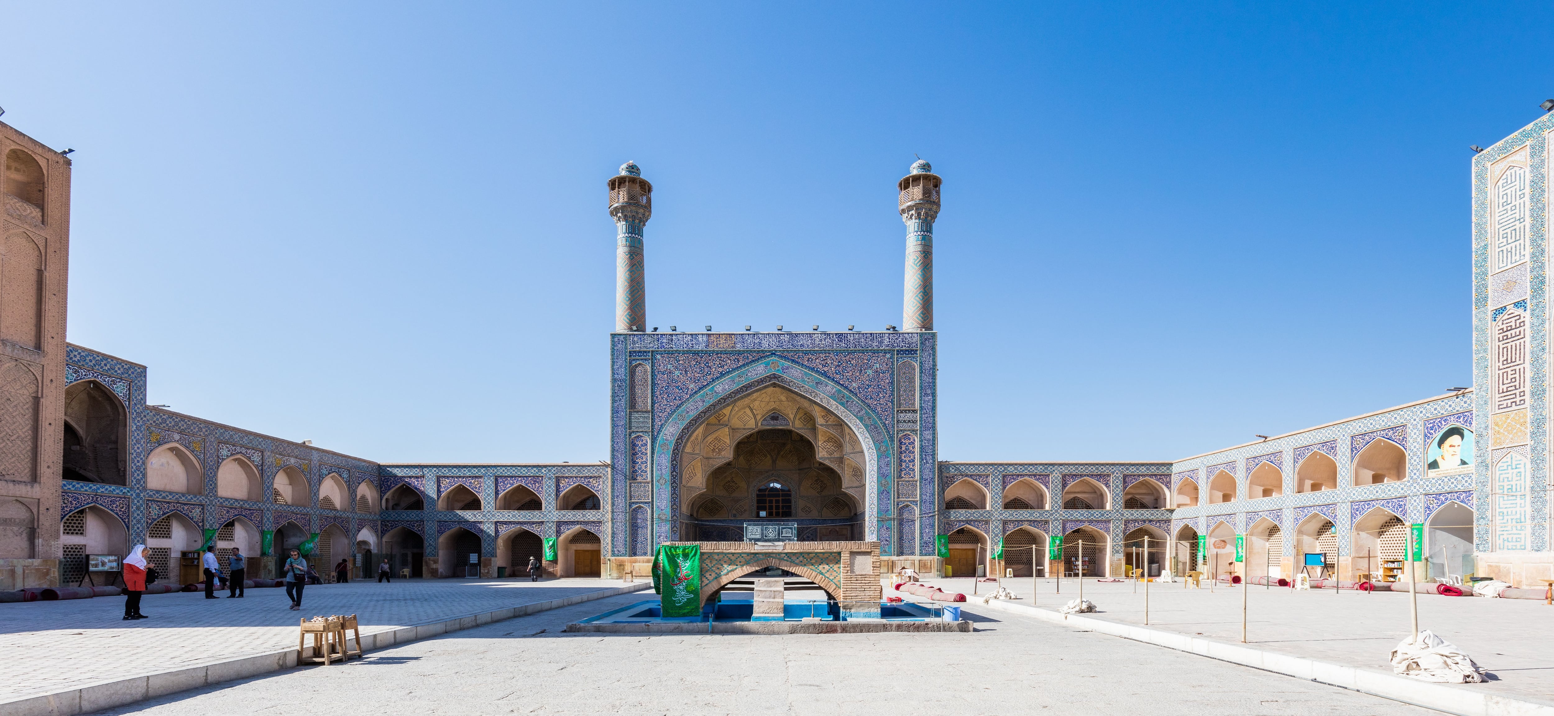 En Isfahán se ubica la mezquita Jameh, la más grande en Irán.