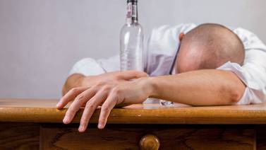 El alcoholismo deja afectaciones en empresas e industrias 
