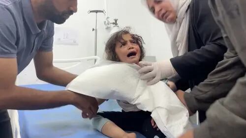 Ataque israelí deja al menos 50 muertos en campamento de desplazados en Rafah