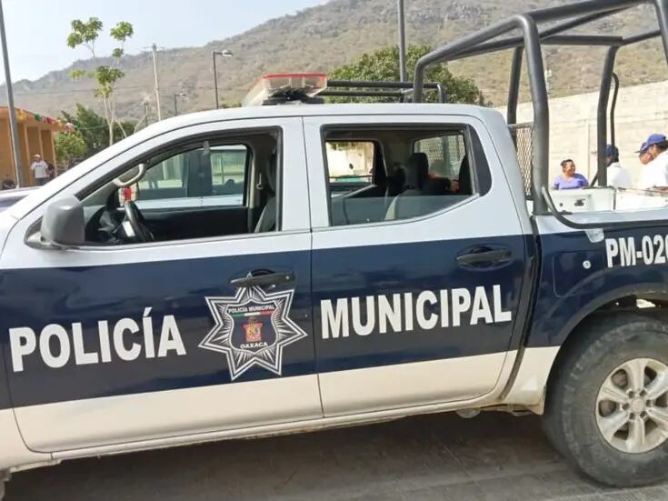 Policía de Monterrey brinda apoyo a mujer que dio a luz en vía pública