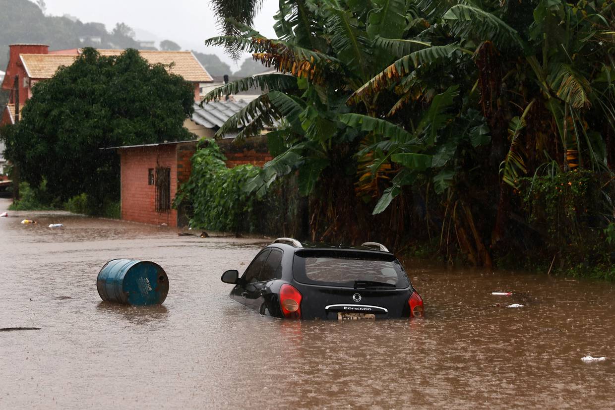Un coche en medio de una la carretera inundada cerca del río Taquari, durante las fuertes lluvias en la ciudad de Encantado en Rio Grande do Sul, Brasil | FOTO REUTERS/Diego Vara