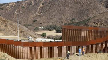 Migrante resulta lesionado al caer de muro fronterizo