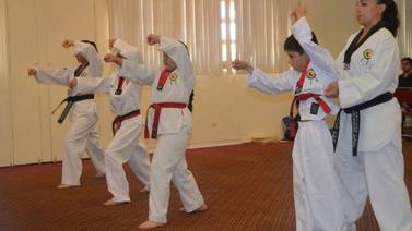 Practican la terapia neuro taekwondo