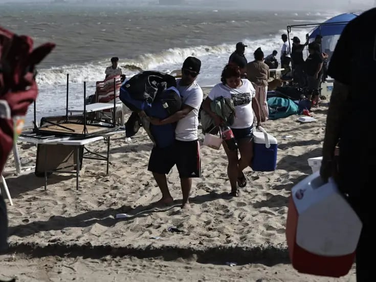 Realizan operativo para retirar a turistas de la playa en el malecón de San Felipe por mal clima