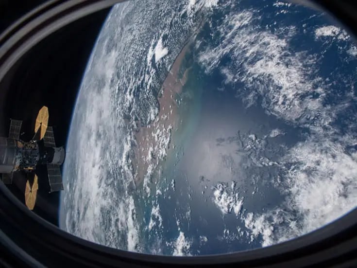Baby Yoda mirando a la Tierra desde la Estación Espacial Internacional