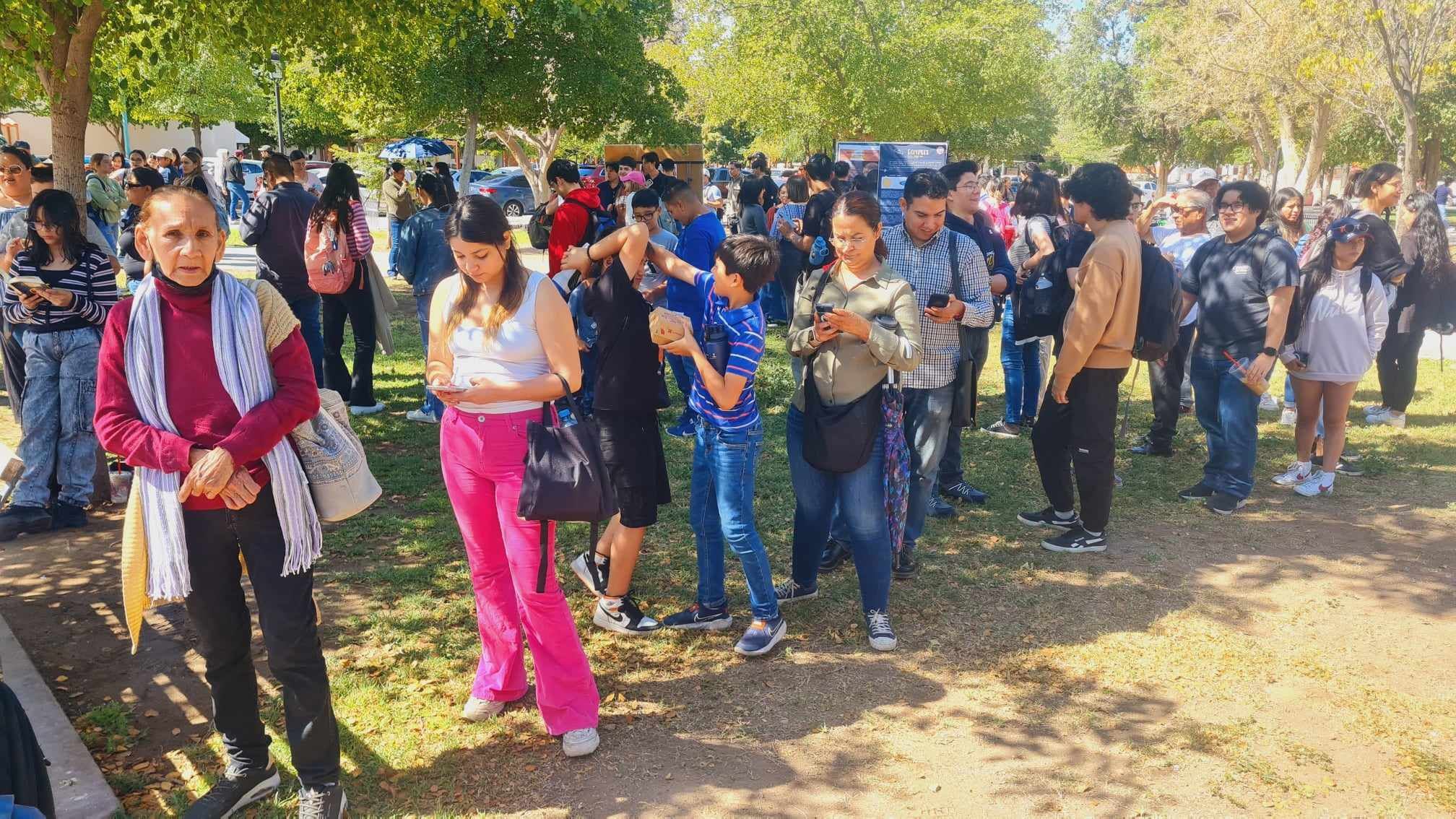 Personas haciendo fila para poder observar el eclipse solar en la plaza del estudiante de la Universidad de Sonora campus Hermosillo.