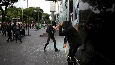 Actos de vandalismo en marcha por Ayotzinapa deja pérdidas de 100 mdp
