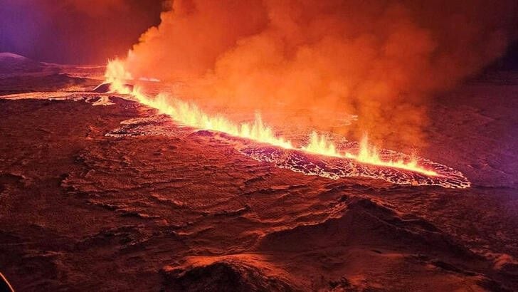 Un volcán escupe lava y humo durante su erupción en Grindavik, Islandia. 18 diciembre 2023. Protección Civil de Islandia/entrega vía Reuters. ATENCIÓN EDITORES - ESTA IMAGEN FUE ENTREGADA POR UNA TERCERA PARTE. NO REVENTAS NI ARCHIVO. CRÉDITO OBLIGATORIO.