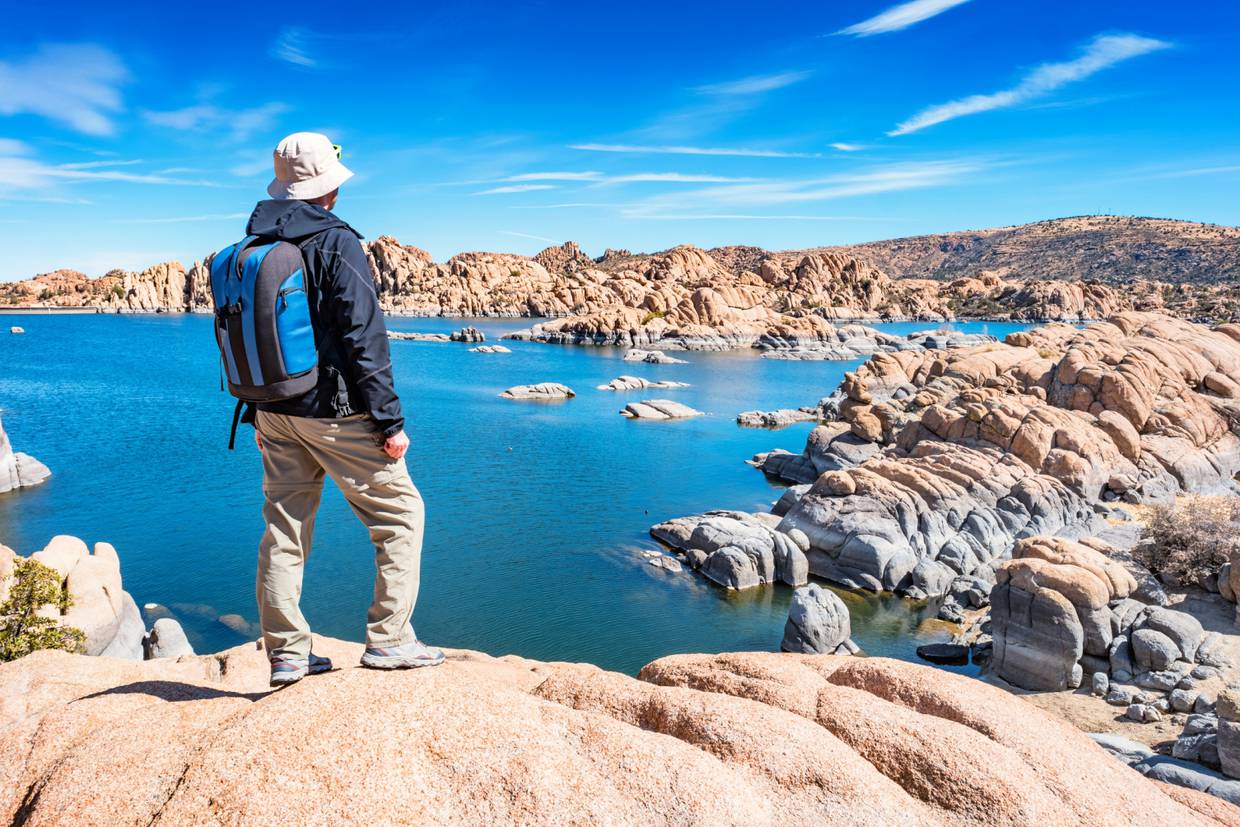 Explora la formación de rocas alrededor del lago fresco, a solo cuatro millas al noreste de Prescott.