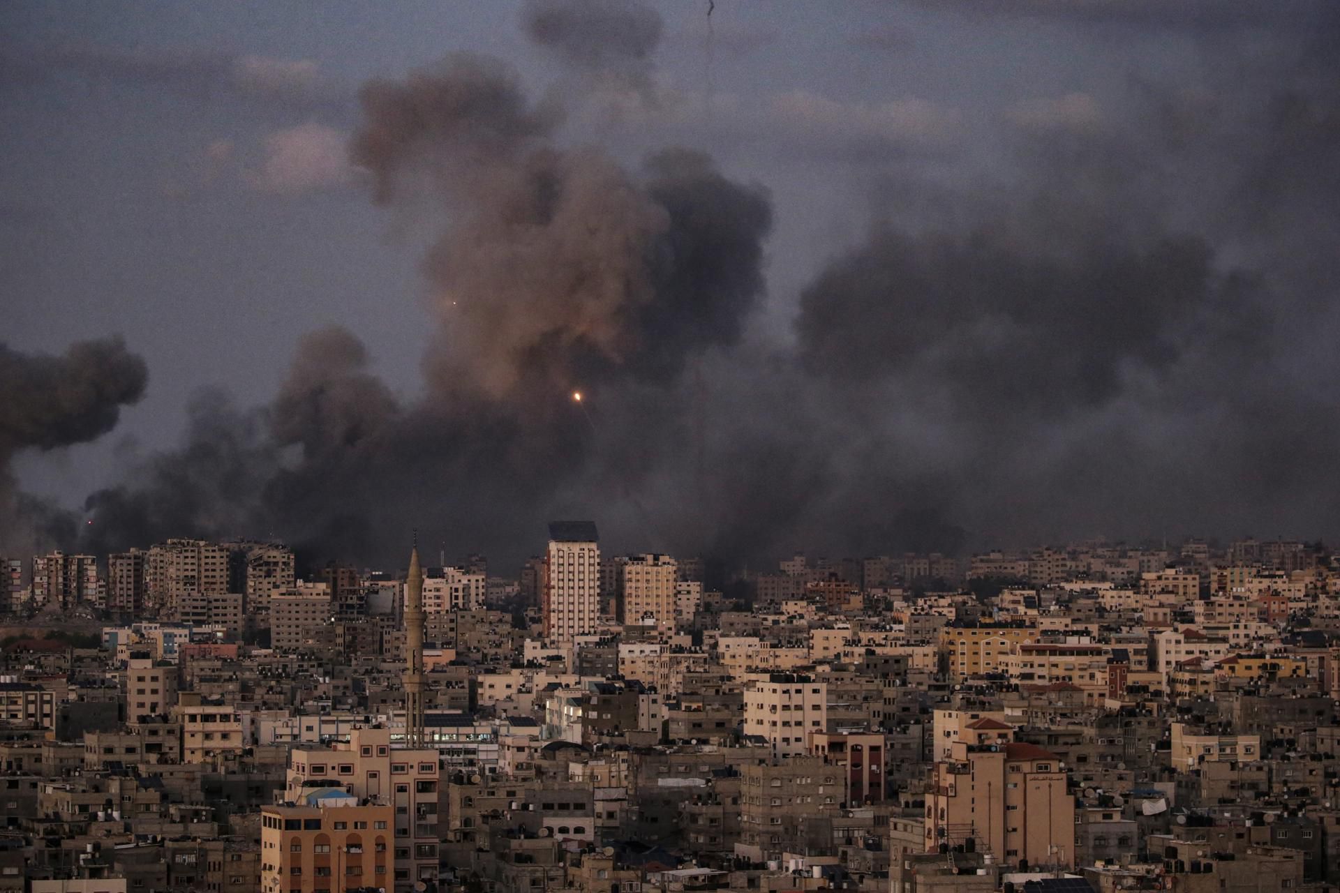 El humo se eleva tras un ataque aéreo israelí en el norte de la ciudad de Gaza. EFE/EPA/MOHAMMED SABLE
