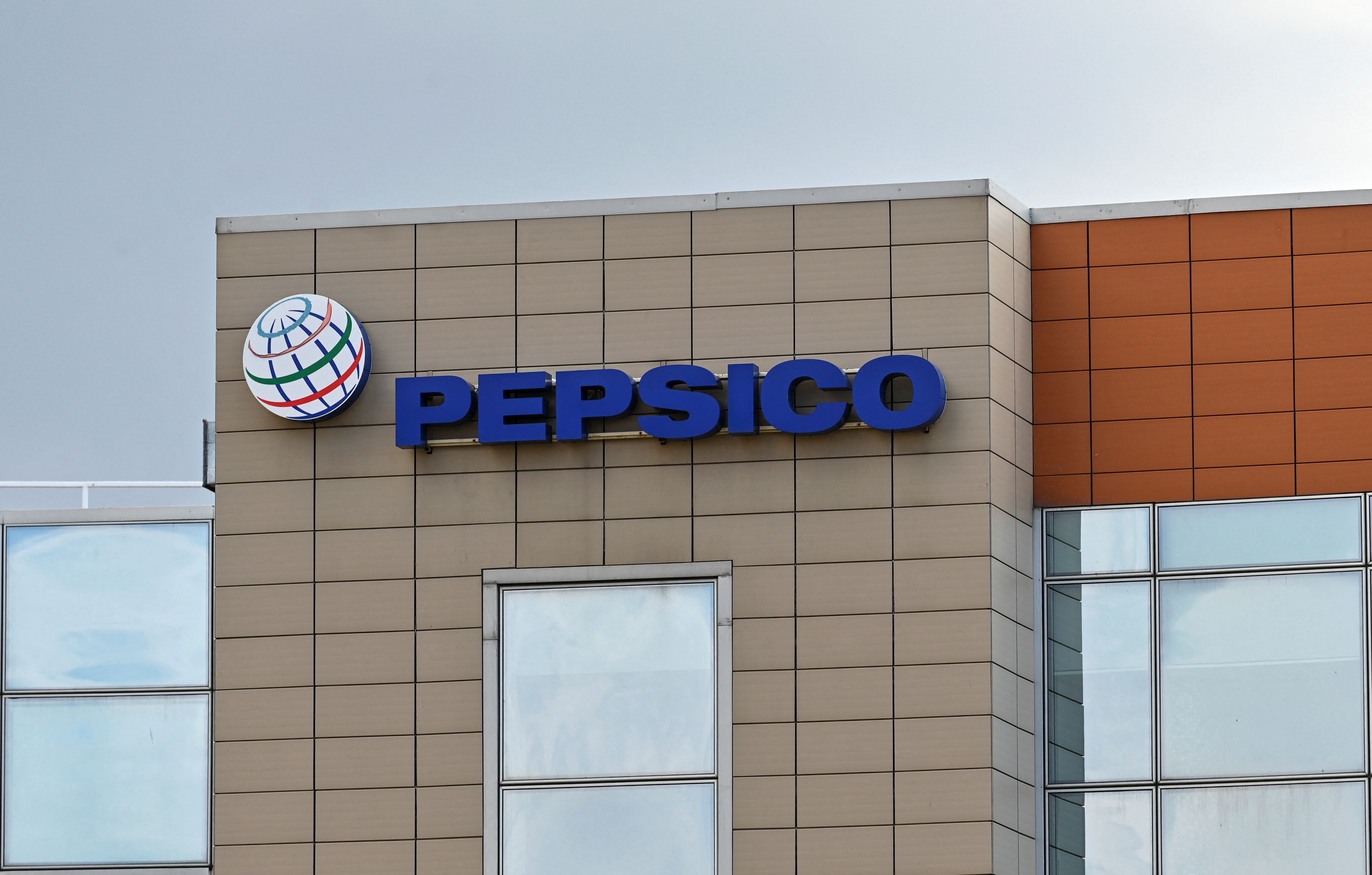 Una vista de la planta de PepsiCo en Azov, Rusia. Marzo 9, 2022. REUTERS/Sergey Pivovarov