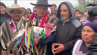 VIDEO: Le regalan a AMLO un guajolote durante gira por Oaxaca