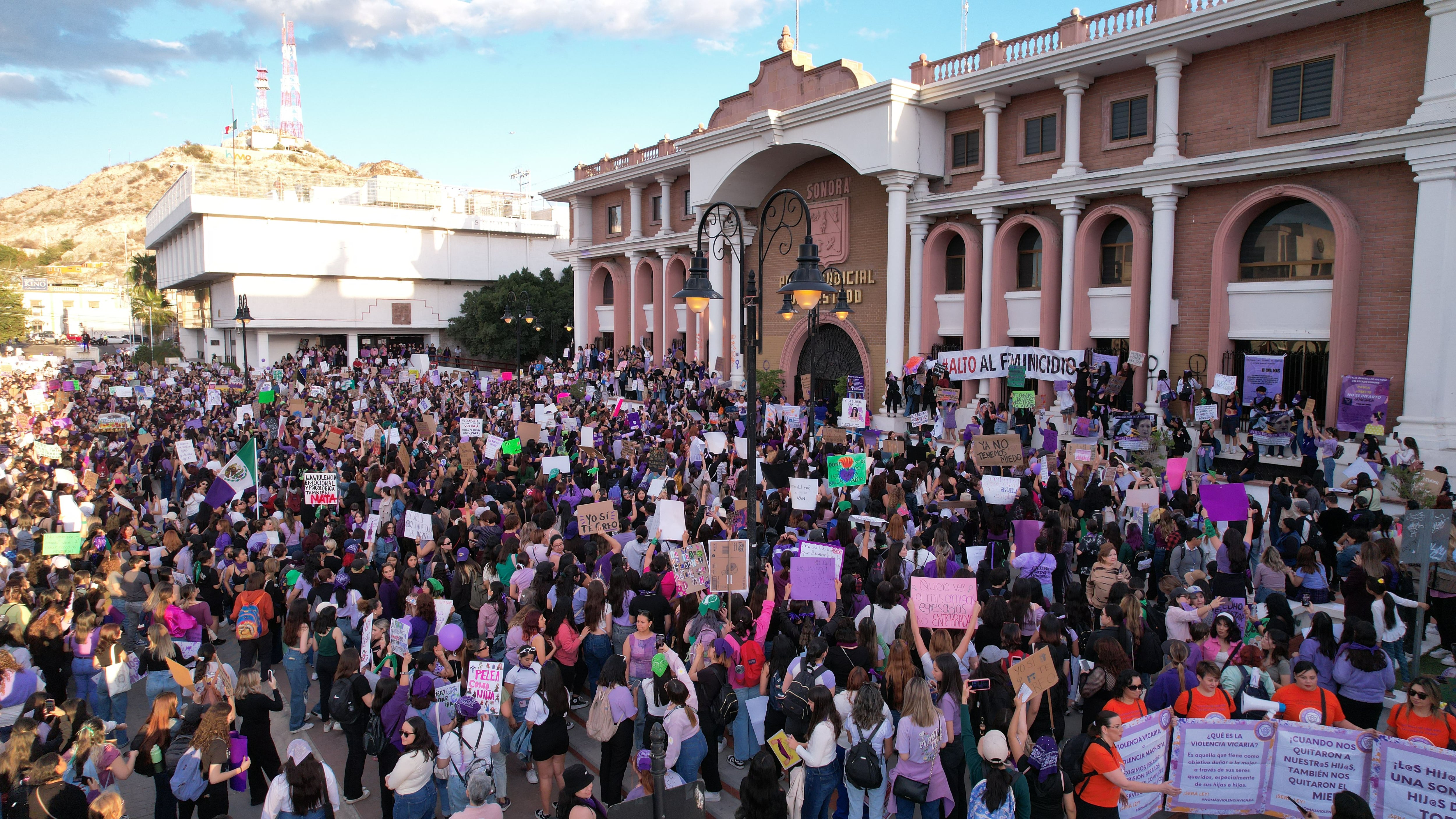 Frente al Poder Judicial del Estado el grupo de manifestantes exigió
alto a la violencia contra las mujeres y justicia a las víctimas. FOTO: JUAN HERNÁNDEZ