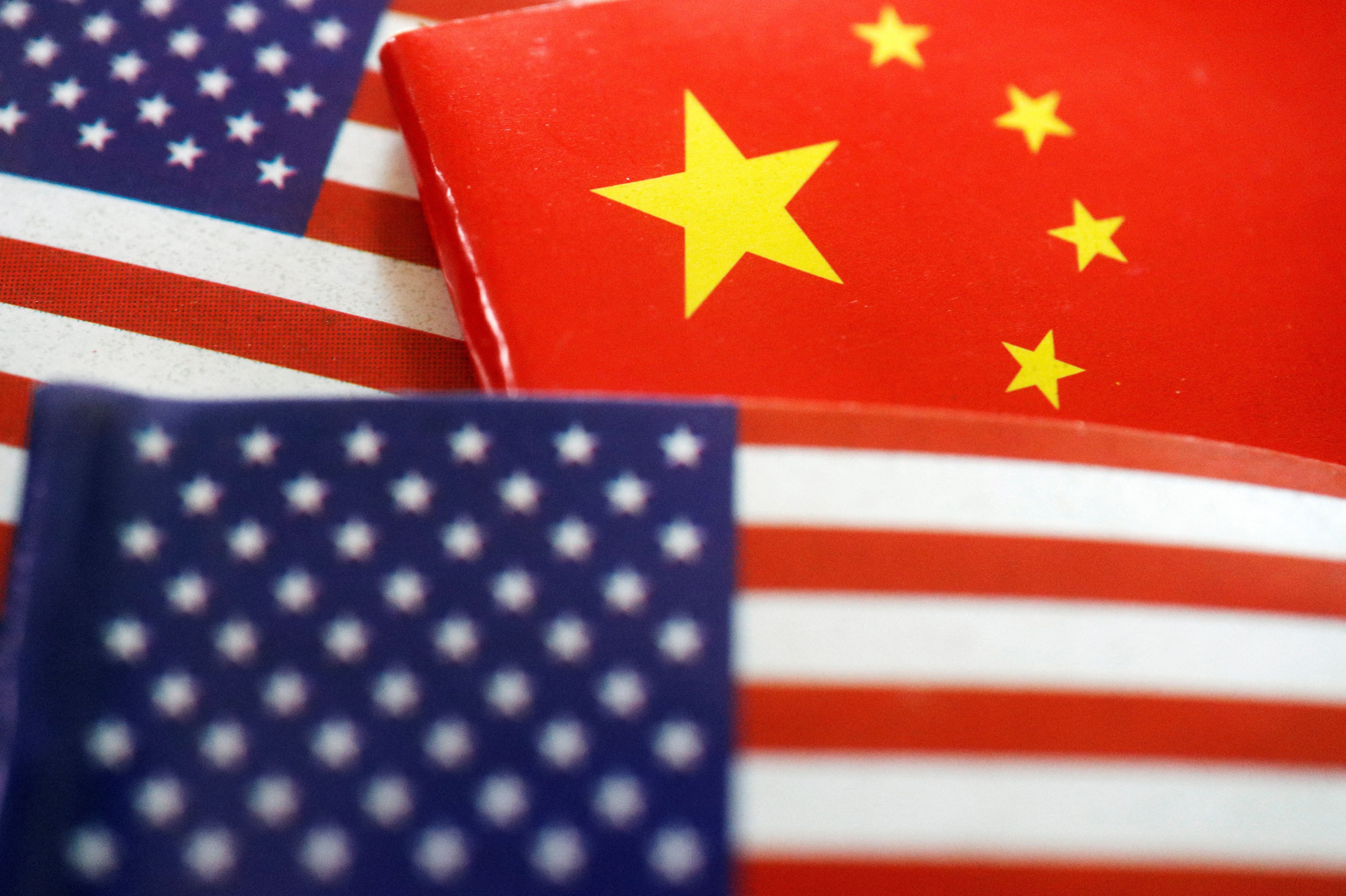 IMAGEN DE ARCHIVO. Ilustración de las banderas de Estados Unidos y China. Agosto 2, 2022. REUTERS/Florence Lo/Ilustración