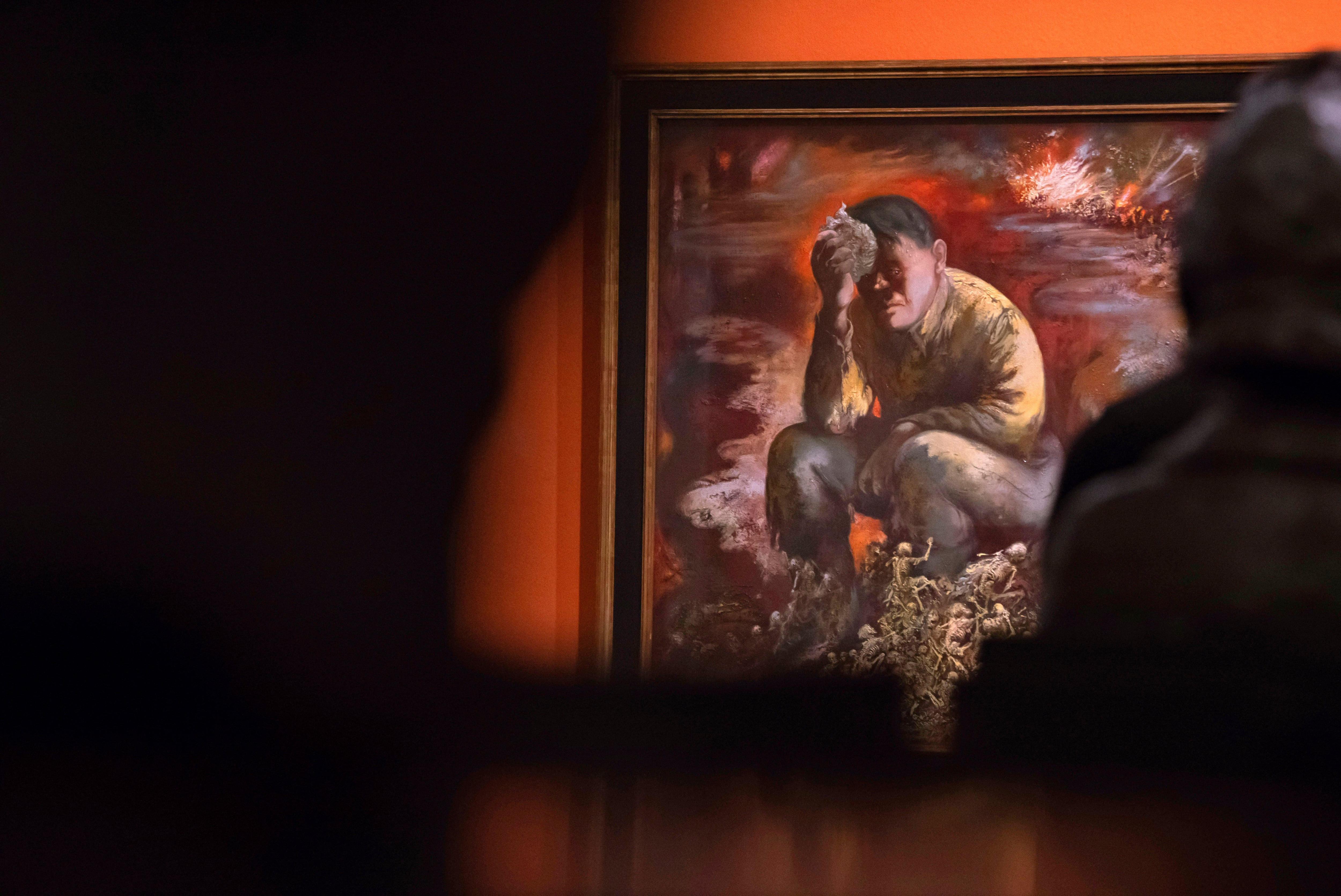 La pintura "Caín o Hitler en el infierno" de George Grosz durante una presentación a la prensa en el Museo Histórico Alemán, en Berlín, el martes 4 de febrero del 2020. La obra de 1944 forma parte de una nueva colección permanente en el museo. (AP Foto/Jens Meyer)