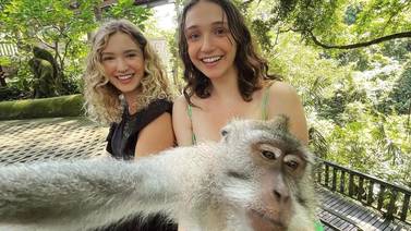 Mia Rubín se toma una 'selfie' con un mono