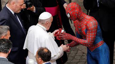 El Papa Francisco conoce...¡A Spiderman!