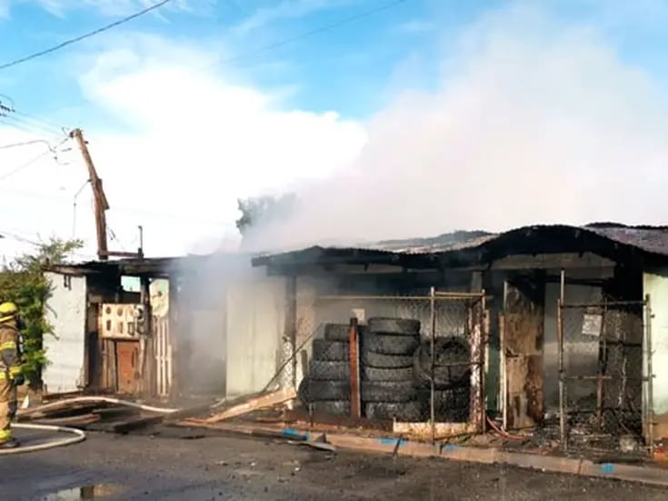 Incendio acaba con casa en el Centro Cívico
