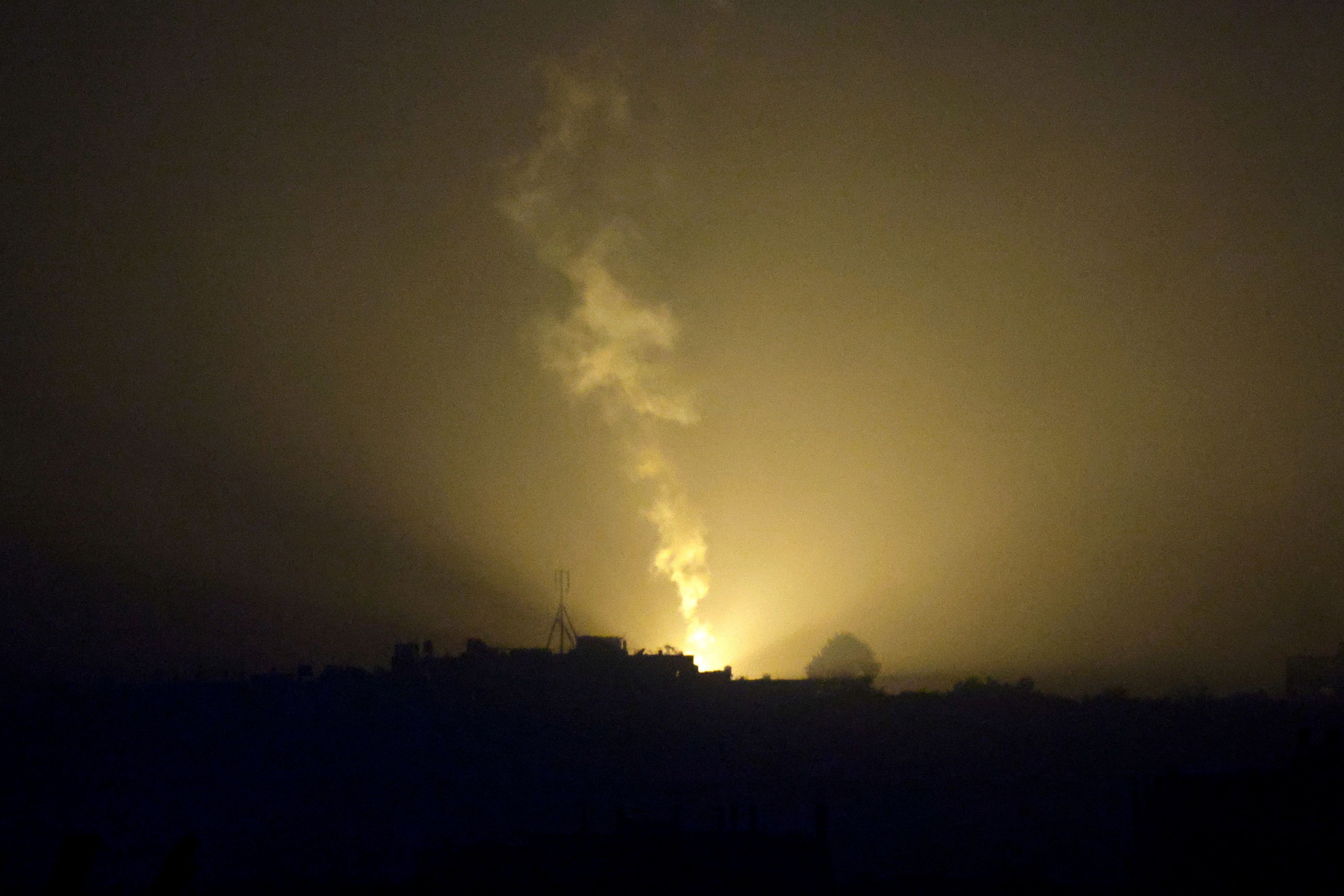 Una bengala cae sobre Gaza, vista desde el sur de Israel, en medio del conflicto en curso entre Israel y el grupo palestino Hamás, el 20 de noviembre de 2023. REUTERS/Alexander Ermochenko