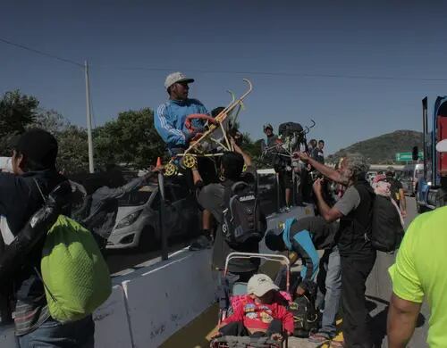 La caravana de migrantes continúa con su caminata este sábado, en el municipio de Tonalá, en el estado de Chiapas (México). EFE/Juan Manuel Blanco
