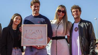 William Levy es galardonado en España junto a sus hijos y Elizabeth Álvarez