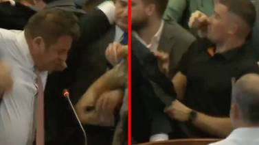VIDEO: Se arma pelea campal en el Parlamento de Kosovo entre diputados y ministros