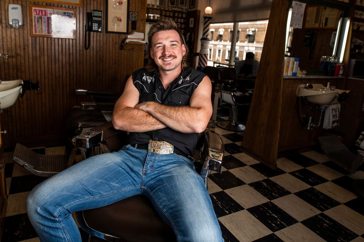 ARCHIVO - En esta foto del 27 de agosto de 2019, el cantante country Morgan Wallen posa tras cortarse el pelo en la barbería Paul Mole Barber Shop en Nueva York. (Foto por Charles Sykes/Invision/AP, Archivo)