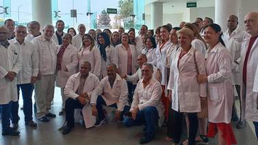 IMSS Bienestar fortalece equipo con más médicos cubanos