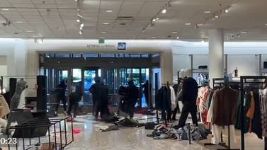 VIDEO: Roban miles de dólares en tienda Nordstrom en mall en Topanga en saqueo masivo, en Los Ángeles