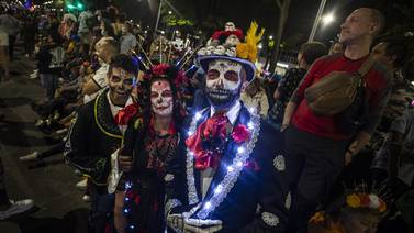 El Día de Muertos está adoptando las tradiciones de Halloween, pero la festividad sagrada es mucho más que un "Halloween mexicano"