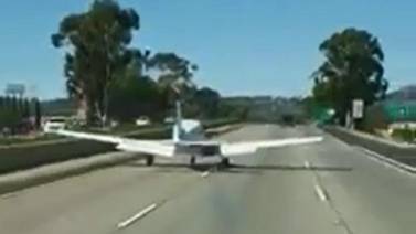 Video: Aterriza avioneta en plena carretera de San Diego