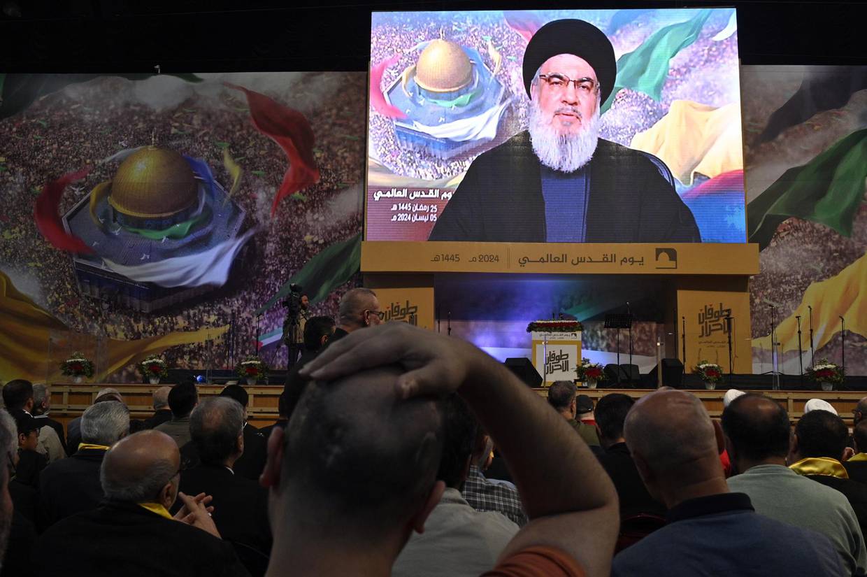 Beirut (Lebanon), 05/04/2024.- Hezbollah leader Hassan Nasrallah delivers a speech via video during a gathering to commemorate Al Quds Day (Jerusalem Day) in a suburb of Beirut, Lebanon, 05 April 2024. Al Quds Day was declared in 1979 by the late Ayatollah Khomeini, founder of the Islamic Iranian Republic, who called on the world's Muslims to show solidarity with Palestinians on the last Friday of the fasting month of Ramadan / EFE