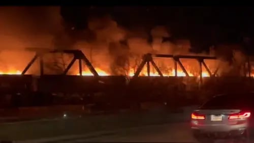 VIDEO: Un tren cargado de materiales peligrosos se incendia en Canadá