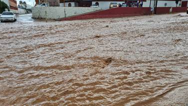 Fuerte lluvia en Nogales hace crecer arroyos 