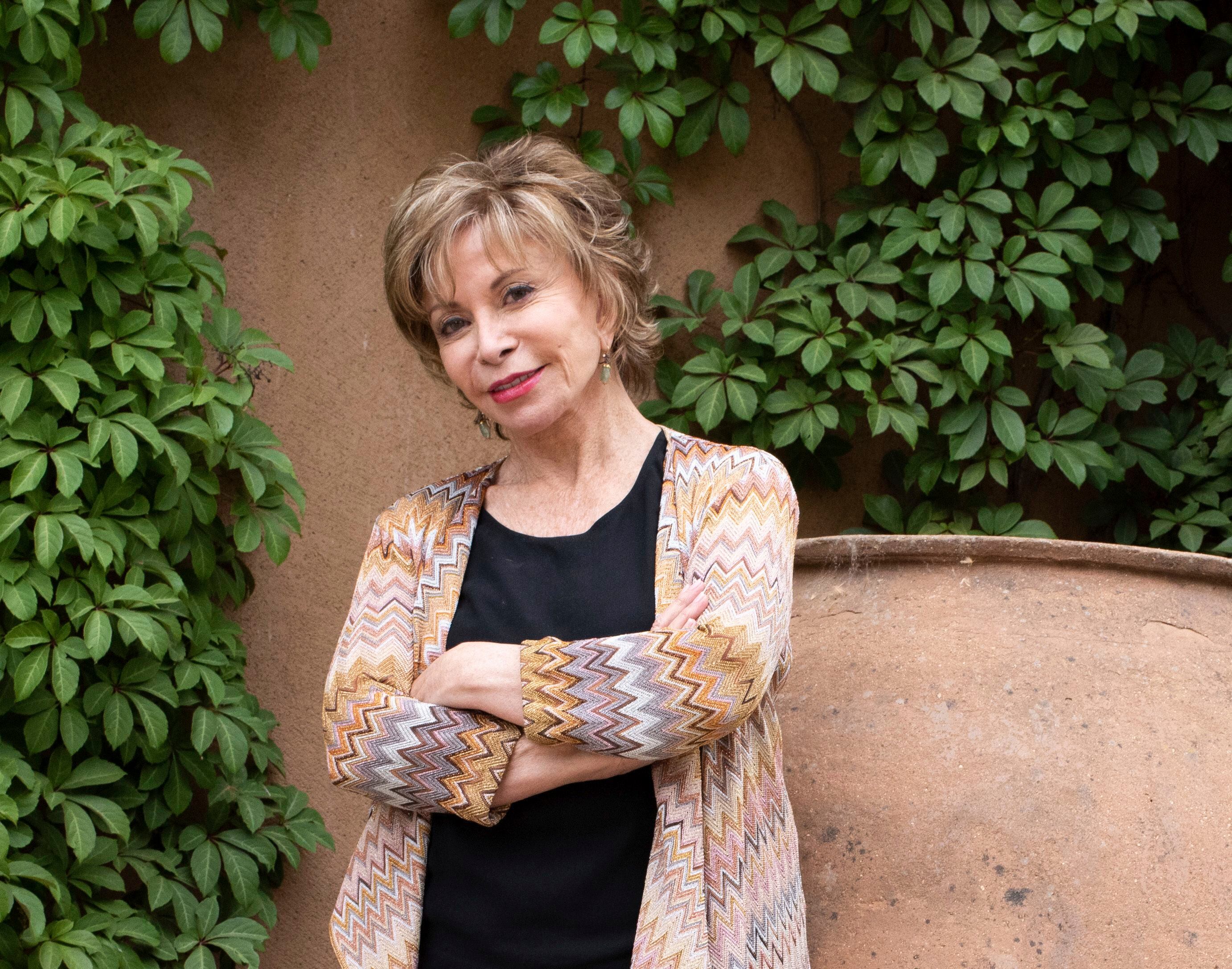 En esta imagen difundida por Random House, Isabel Allende, autora de "Largo pétalo de mar", en Napa, California. (Lori Barra/Random House vía AP)