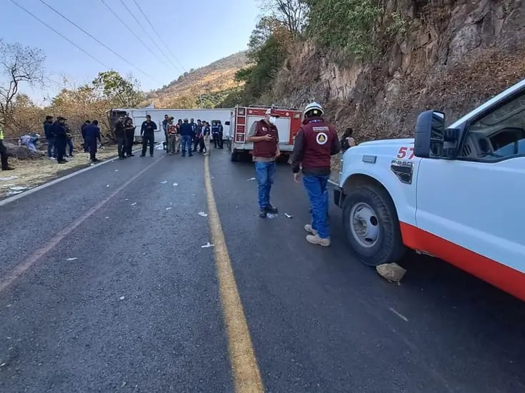 Edomex: 14 muertos y 31 heridos deja volcadura de autobús en carretera Capulín - Chalma