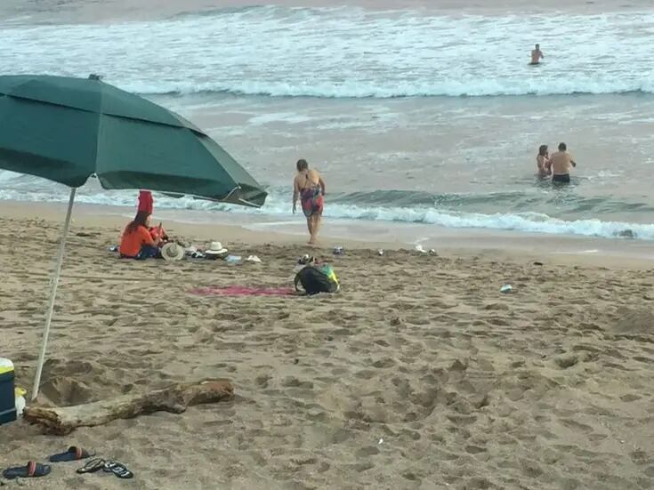 Rescatan a 9 turistas que estaban siendo arrastrado por marea en Mazatlán