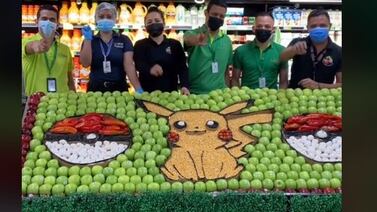 Decoran el área de un super mercado con personajes de pokémon usando frutas y verduras