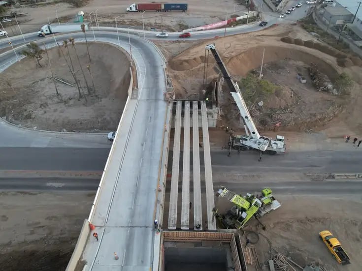 Concluye montaje de trabes en puente del Nodo Vial El Sauzal