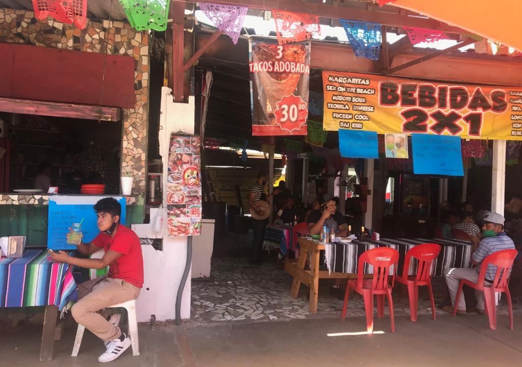 Desde marzo, cuando inició la pandemia del Covid-19 en Baja California, la venta de cubrebocas ha salvado al restaurante 'Club Taco Loco', establecido desde hace más de una década en la avenida Revolución.
