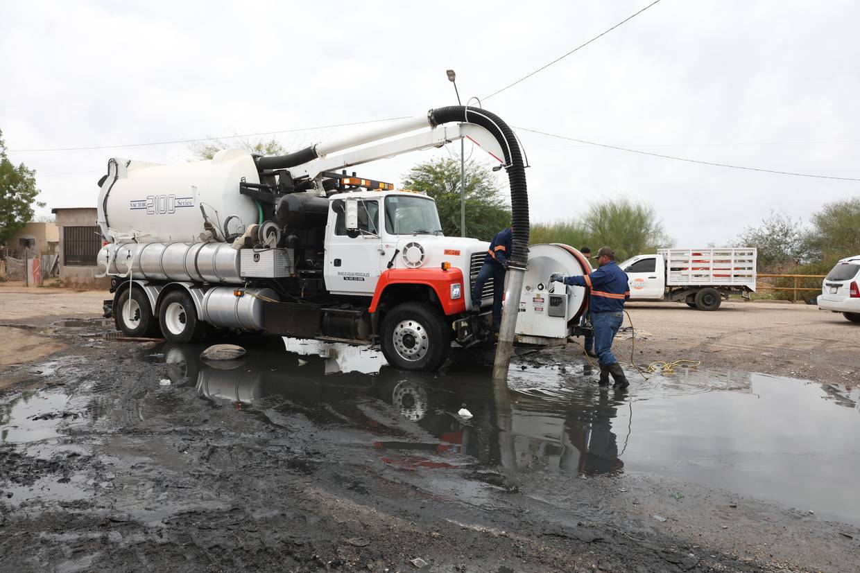 Personal de Agua de Hermosillo llevó maquinaria para destapar el drenaje en Canal de La
Cholla, entre calle Tormes y avenida Tordo, en el fraccionamiento La Cholla.