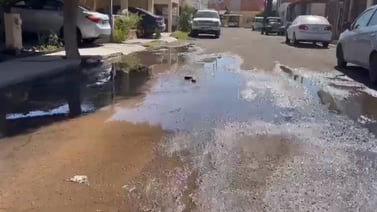 Fuga de agua en la colonia Santa Fe preocupa a vecinos