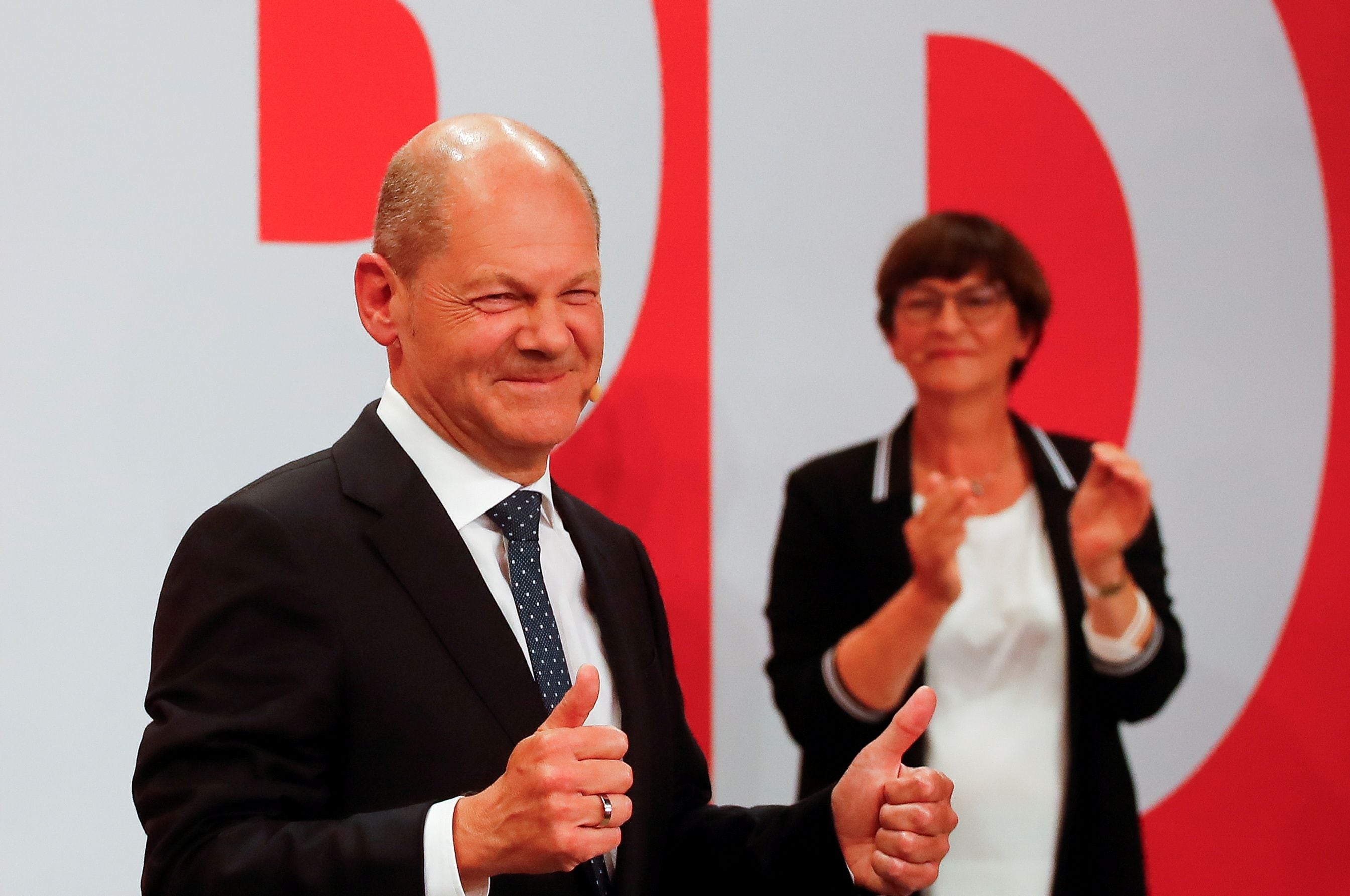 El líder del Partido Socialdemócrata (SPD) y máximo candidato a canciller Olaf Scholz y la colíder del partido Saskia Esken reaccionan después de las primeras encuestas de salida para las elecciones generales en Berlín, Alemania, el 26 de septiembre de 2021. REUTERS/Wolfgang Rattay     TPX IMAGES OF THE DAY