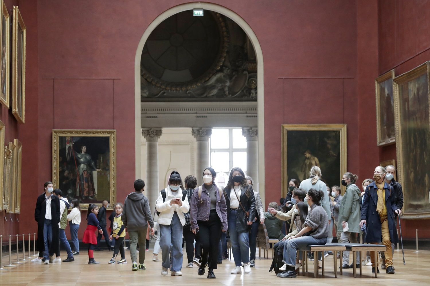Visitantes pasean por una sala del Museo del Louvre, en París, el 19 de mayo de 2021. (AP Foto/Thibault Camus)