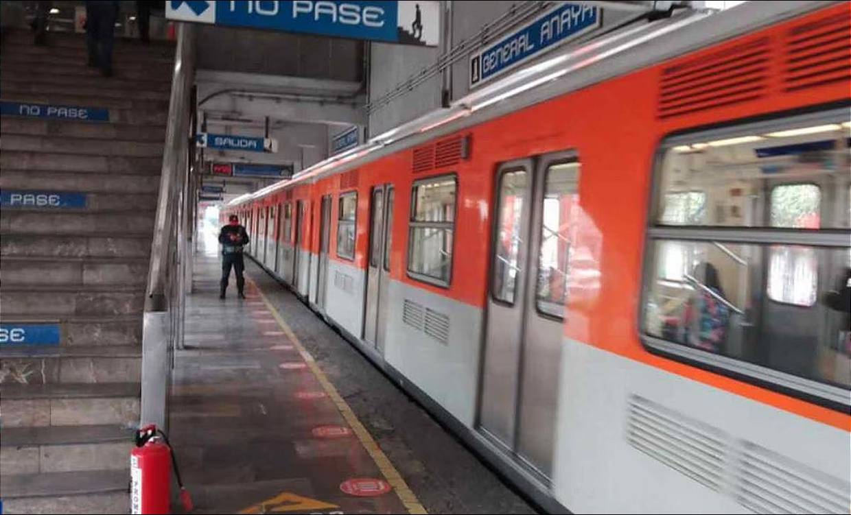 Usuario del Metro se arroja a las vías en estación General Anaya. // Foto: Especial/El Universal