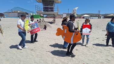 Pobladores de Santa Anita realizan creativa campaña contra la basura en la playa