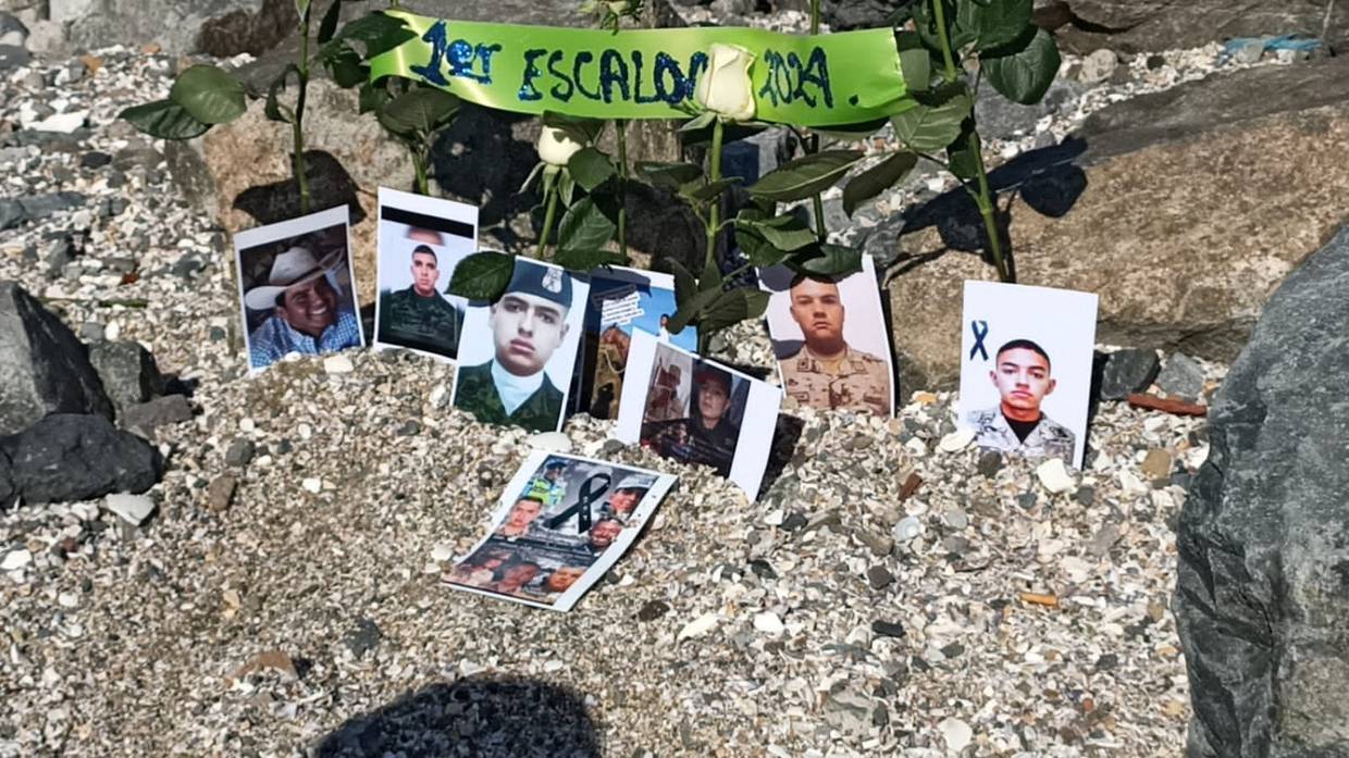 En la zona rocosa de la Playa mona Lisa se dejó un arreglo de rosas blancas con las fotografías de los siete militares fallecidos.